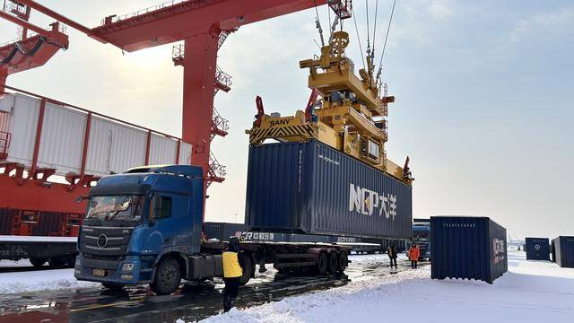 風雪映擔當！鄭州陸港頂風冒雪保國際物流通道暢通