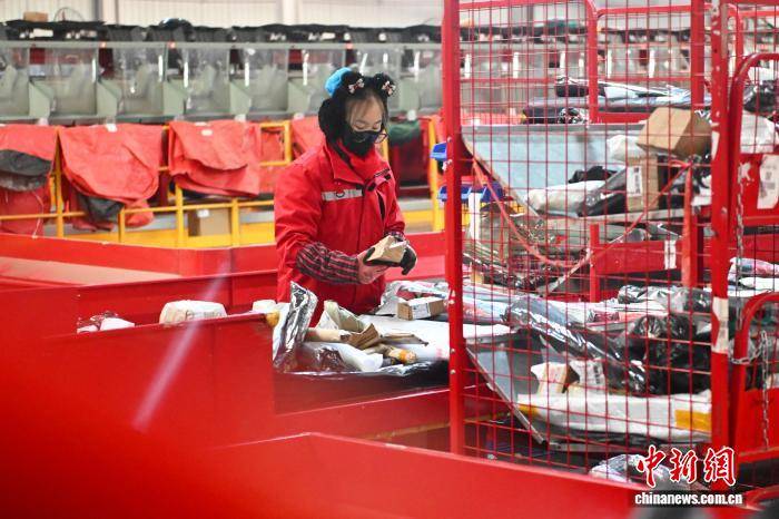 甘肅蘭州迎來春節快遞分揀高峰