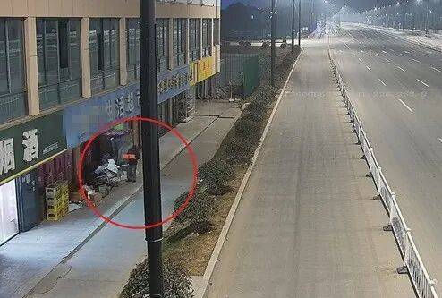 房間裡有一堆快遞？不對勁！