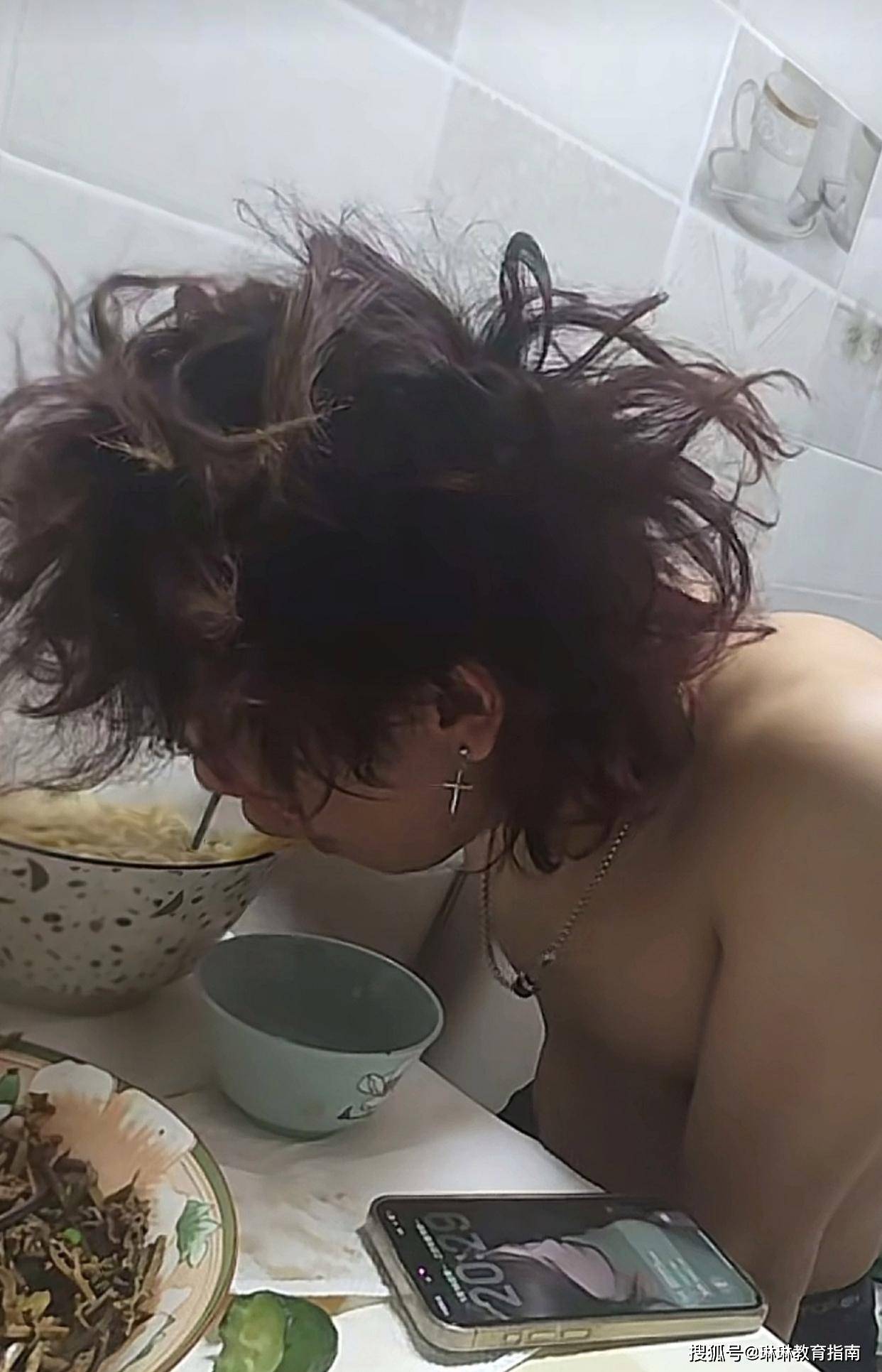 原創“兒子頂著鳥巢回家了”，大學生寒假回家，家長血壓飆升：你是回家還是逃難？