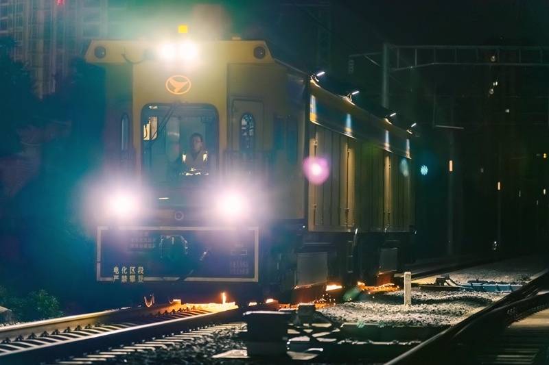 新春走基層丨鋼軌“美容師”守護春運平安路