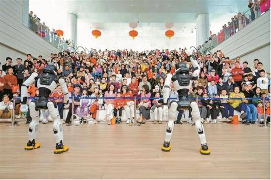 機器人空降深圳灣區之眼 科技年味拉滿