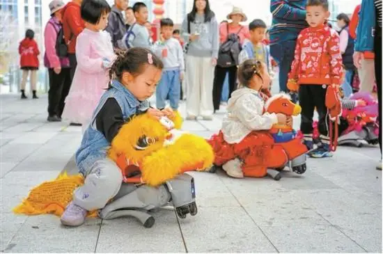 機器人空降深圳灣區之眼 科技年味拉滿