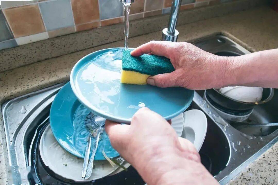 衣服不管染上什麼，用這招都能洗掉！必須收藏~