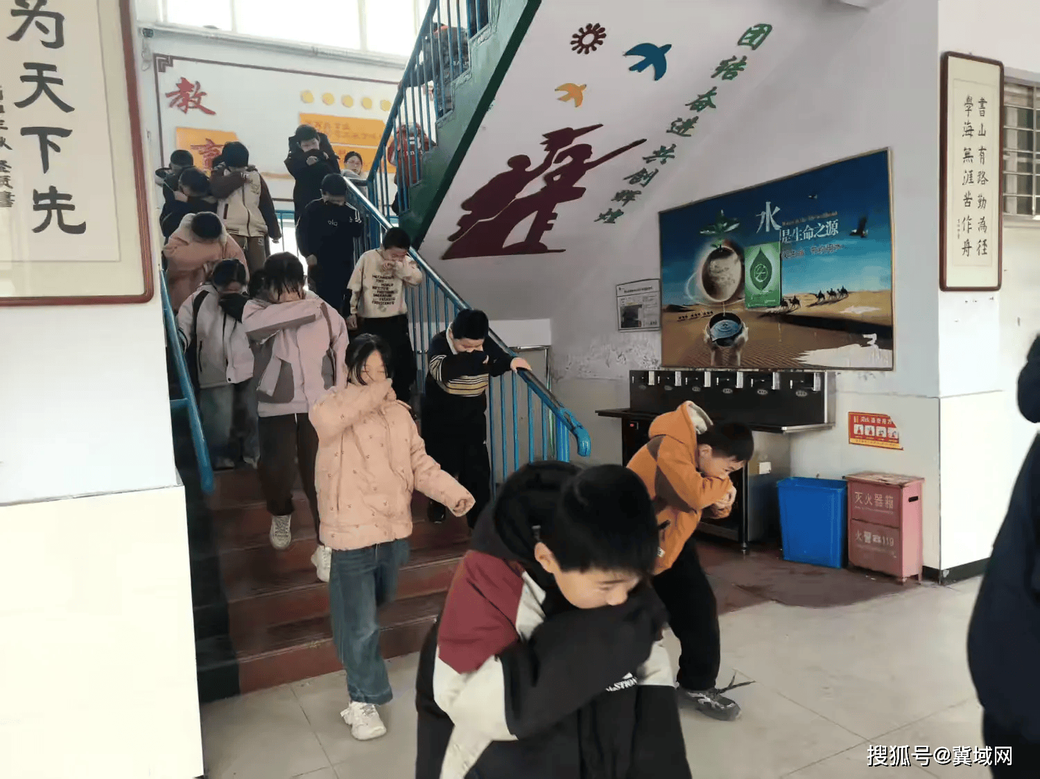 築牢校園安全防線——柏鄉縣南陽中心小學舉行消防減災應急演練