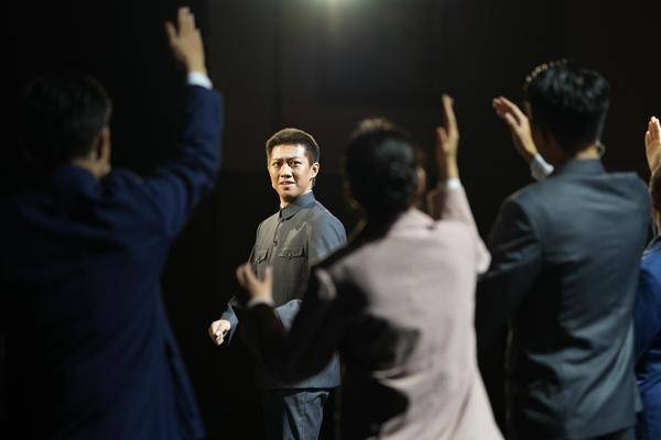 西南大學原創話劇《袁隆平》熱映——“袁隆平學長又回到了我們身邊”