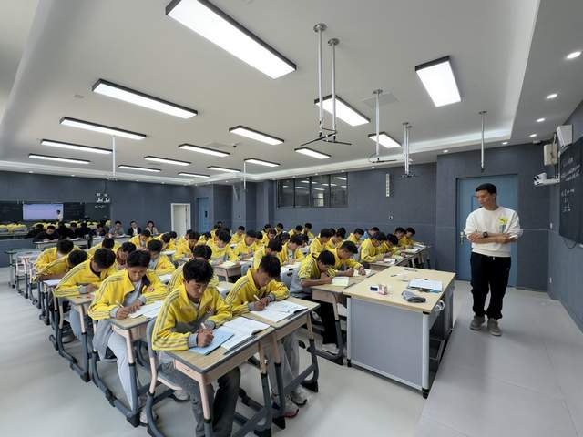 東西部協作賦能金陽中學數字化錄播室融入教學日常