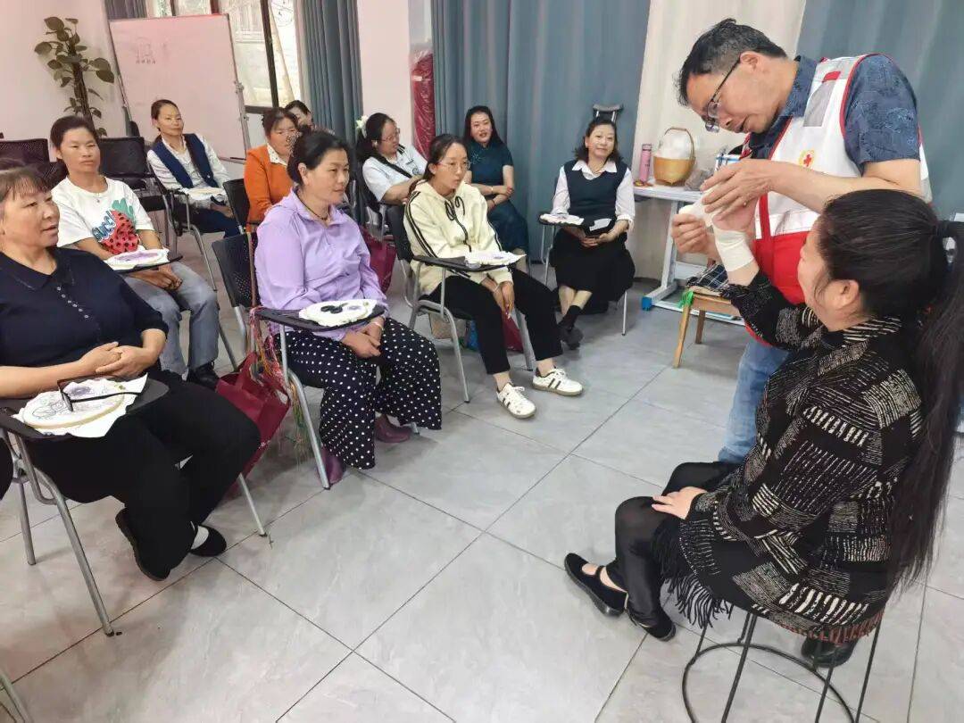 牟定縣：紅十字應急救護培訓走進彝族刺繡培訓班