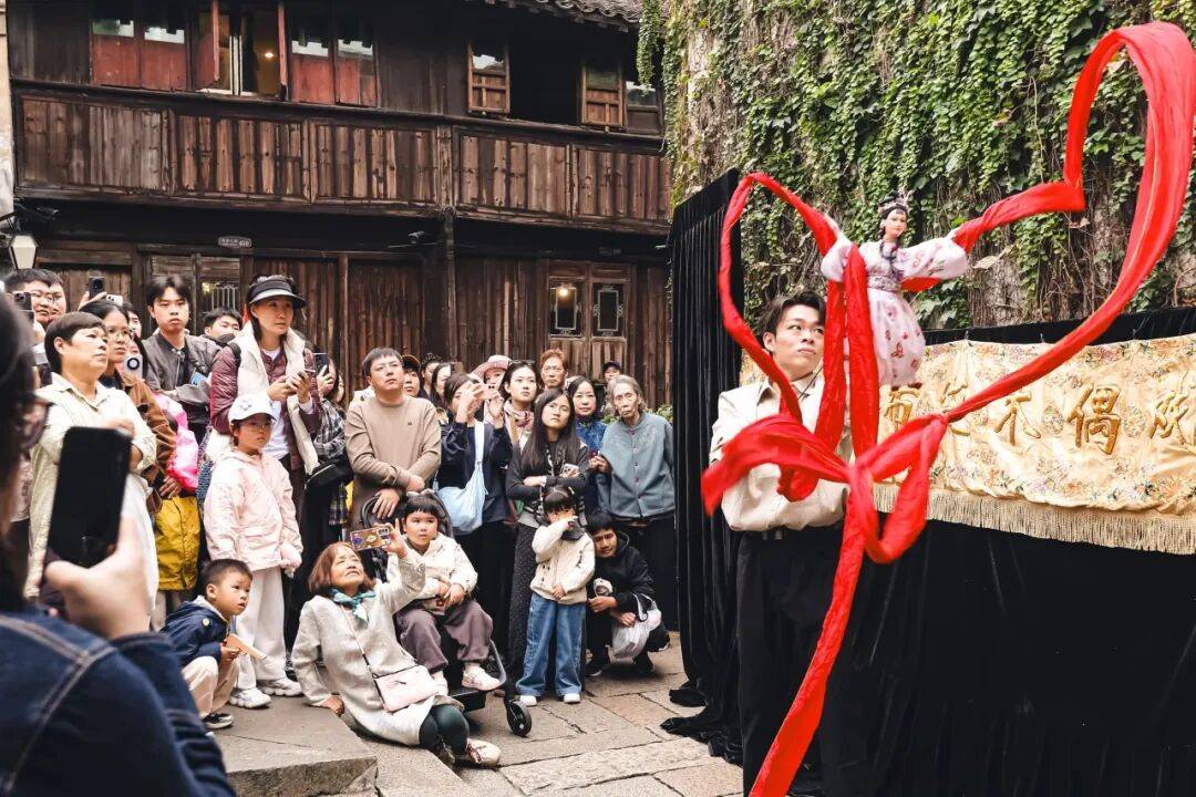 報名啟動｜第十三屆烏鎮戲劇節青年競演＆古鎮嘉年華，三大關鍵詞：滑行、狐狸、收音機