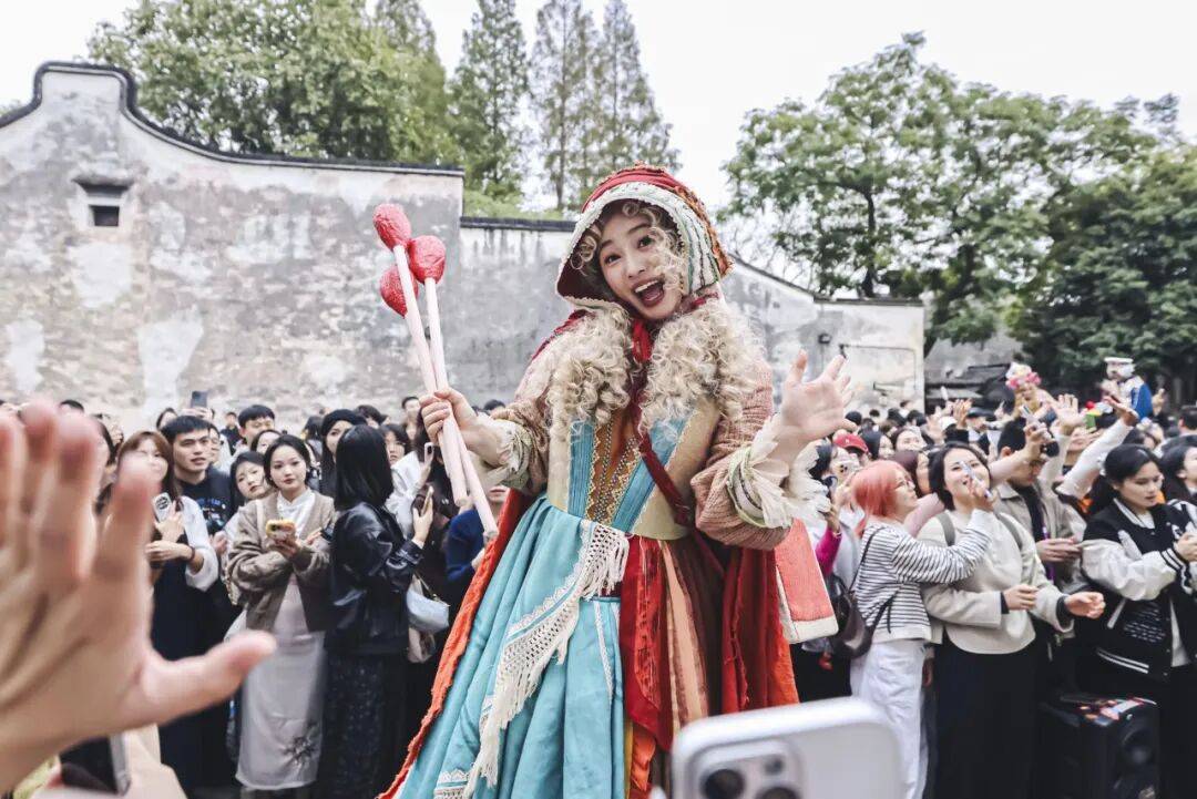報名啟動｜第十三屆烏鎮戲劇節青年競演＆古鎮嘉年華，三大關鍵詞：滑行、狐狸、收音機