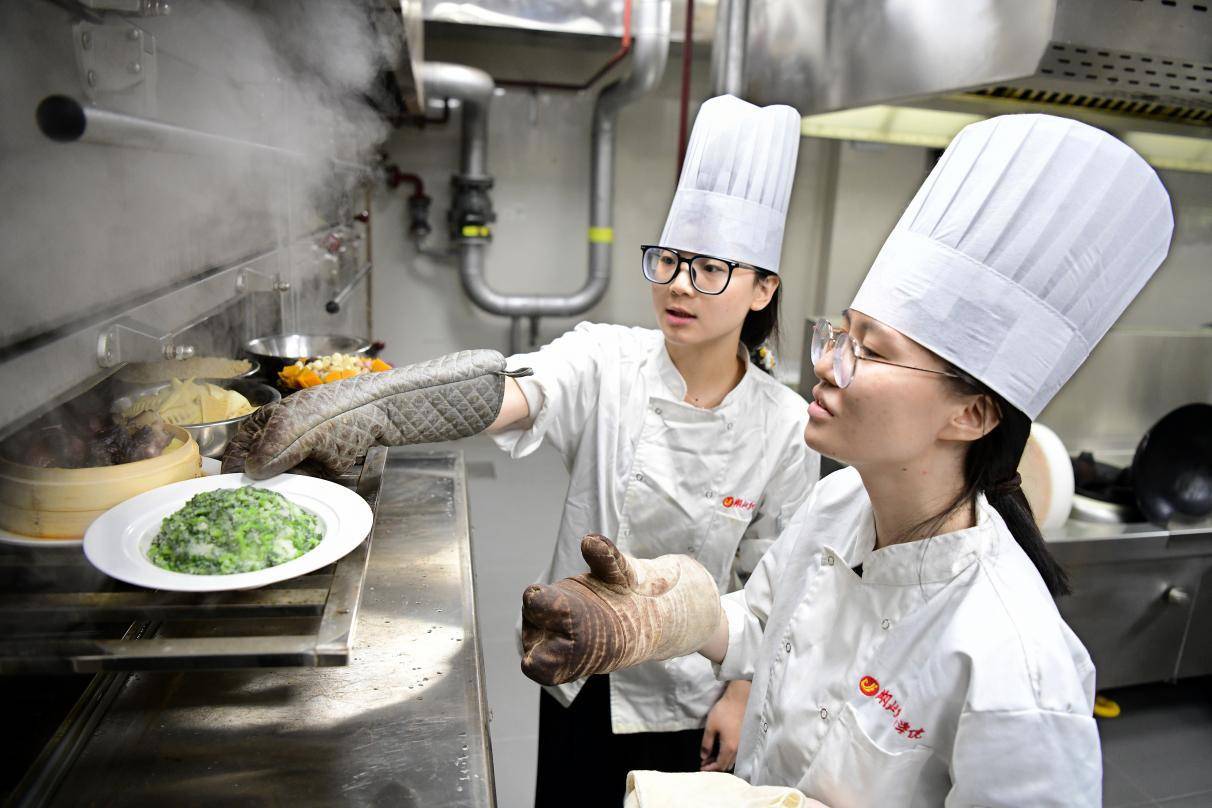 畢業論文“真香”！烹飪學子端出一桌菜拿下畢業證