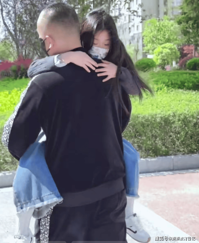 原創“再不抱，就被別人抱了！”小學女生被強行公主抱，父親不是滋味