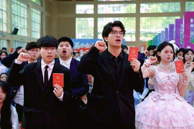 江口縣淮陽中學隆重舉行高三年級成人禮（組圖）