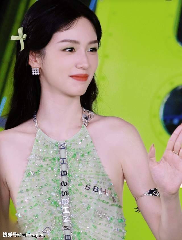原創真猛！女演員周也臥室親密被拍，擁抱接吻一條龍，粉絲提醒拉窗簾