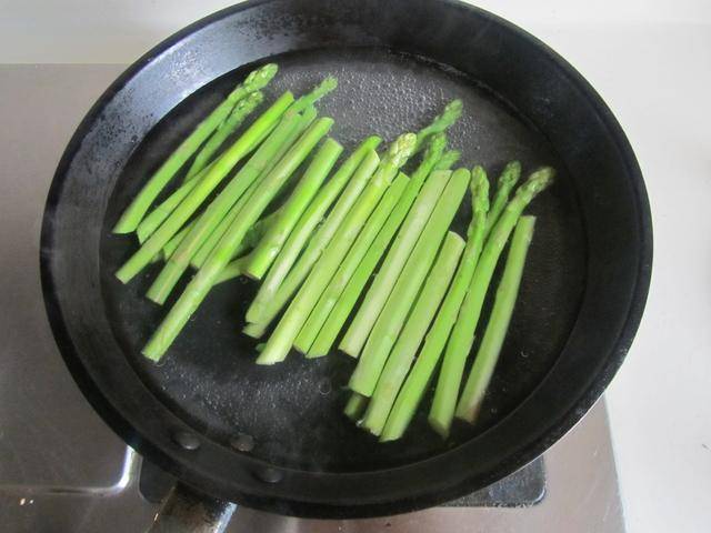 入夏後久坐的女性多吃這3道“催屎菜”，腸道通了肚子平了腰細了