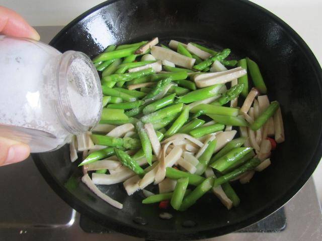 入夏後久坐的女性多吃這3道“催屎菜”，腸道通了肚子平了腰細了