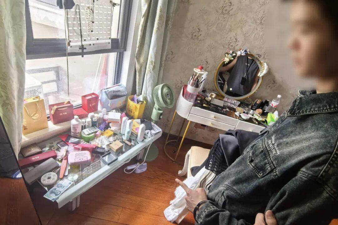 浙江一女子家中金飾失蹤，門窗完好，室內無翻動痕跡，男友一句話讓她果斷報警，真相太扎心