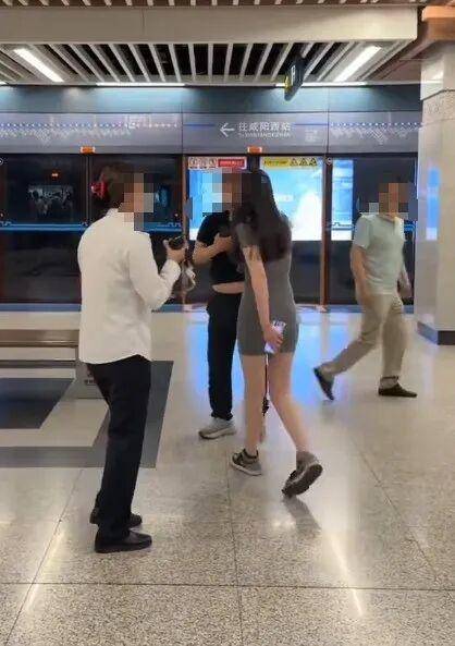 西安地鐵上一大爺被指偷拍年輕女性，當事女子要求當面刪影片，警方已介入調查