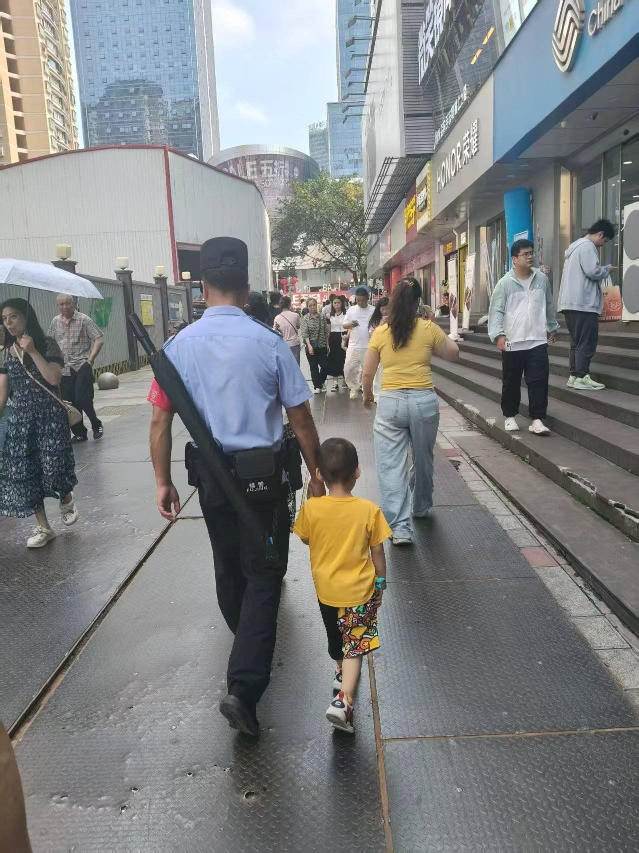 幼童商圈走失 巡邏輔警快速找到家人