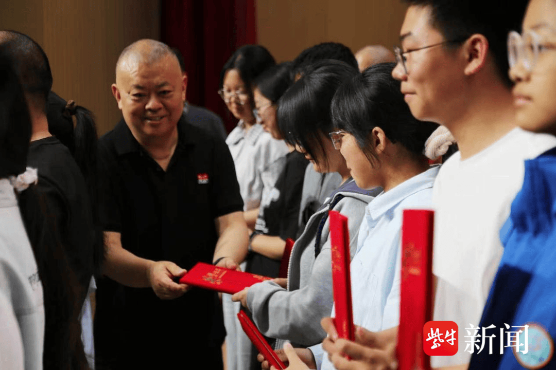 反哺家鄉“根脈所繫”獎學金髮放儀式在鹽城亭湖便倉初級中學舉行