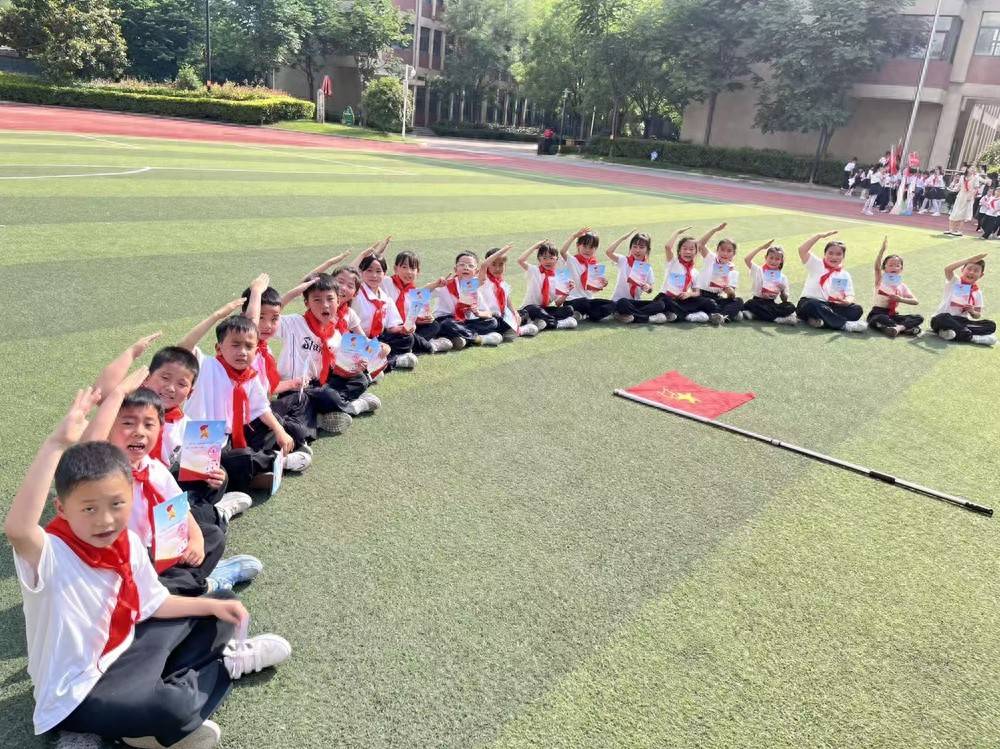鄭州市中原區西悅城第一小學舉行新隊員入隊儀式