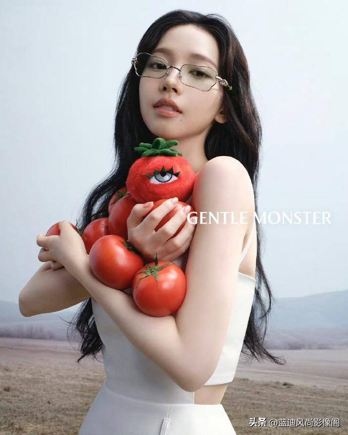 原創柳智敏 大片｜番茄甜園織童趣，眼鏡少女破次元