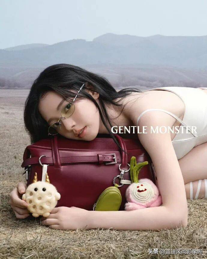 原創柳智敏 大片｜番茄甜園織童趣，眼鏡少女破次元