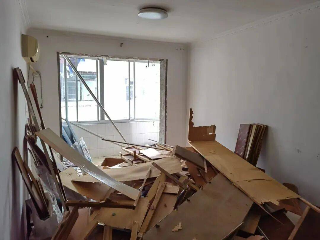 一裝修工人因走錯樓層，誤將303室當403室拆成毛坯，屋內牆面、吊頂、傢俱家電盡數拆除；法院：包工頭賠償5000元、施工工人賠償6000元