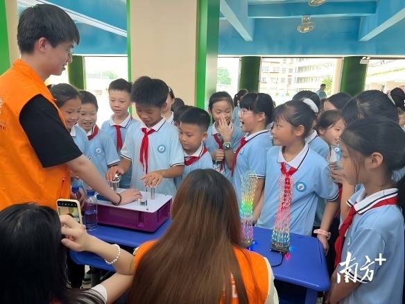 趣味實驗進課堂！汕尾職院師生赴香洲街道中心小學開展科普活動