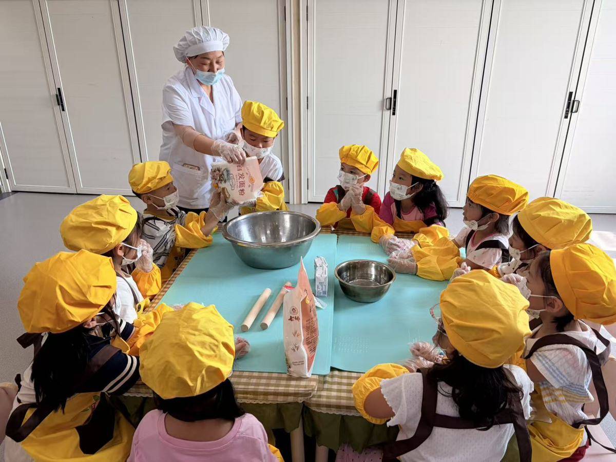 夏日美食節開席！幼兒園萌娃變身小掌櫃體驗節氣食育