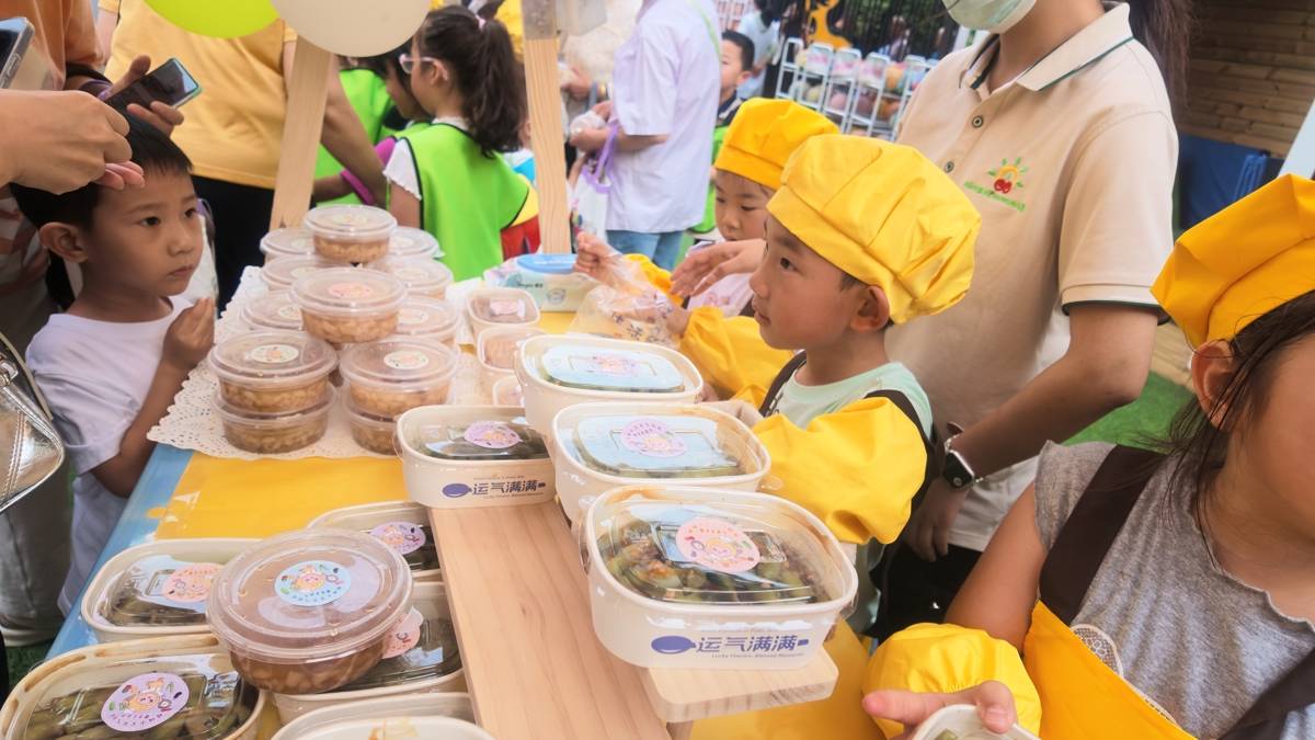 夏日美食節開席！幼兒園萌娃變身小掌櫃體驗節氣食育