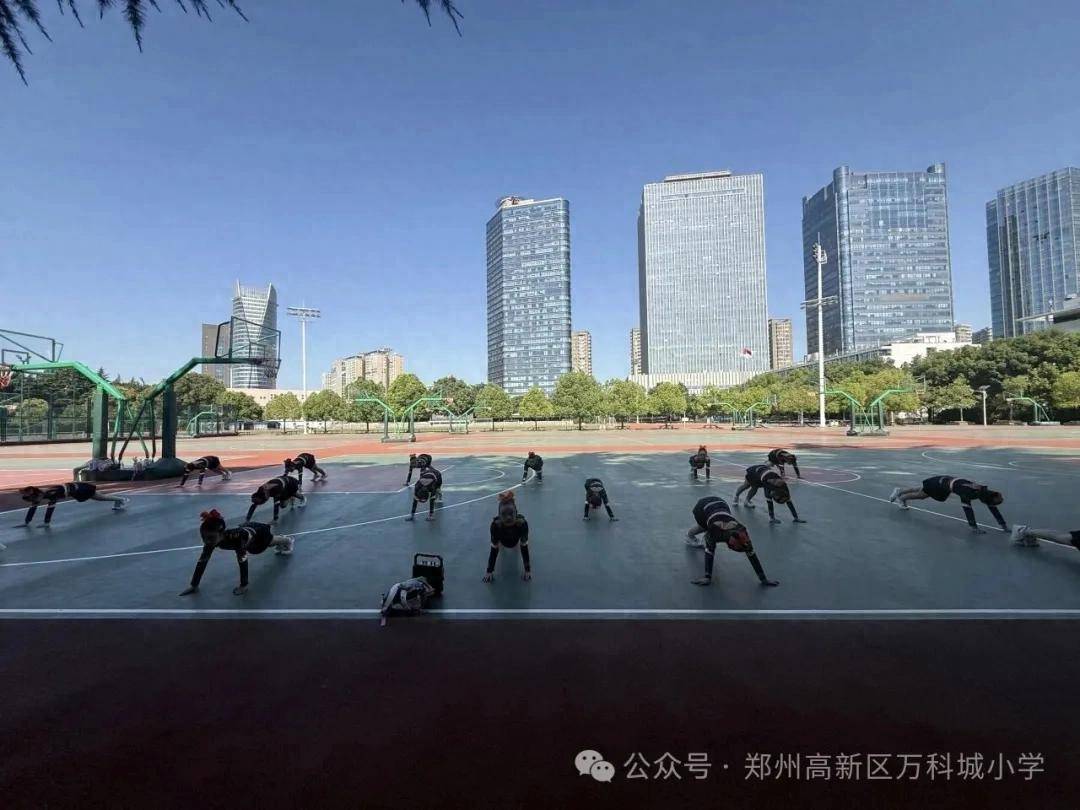 鄭州高新區萬科城小學啦啦操校隊：雙線作戰載譽而歸