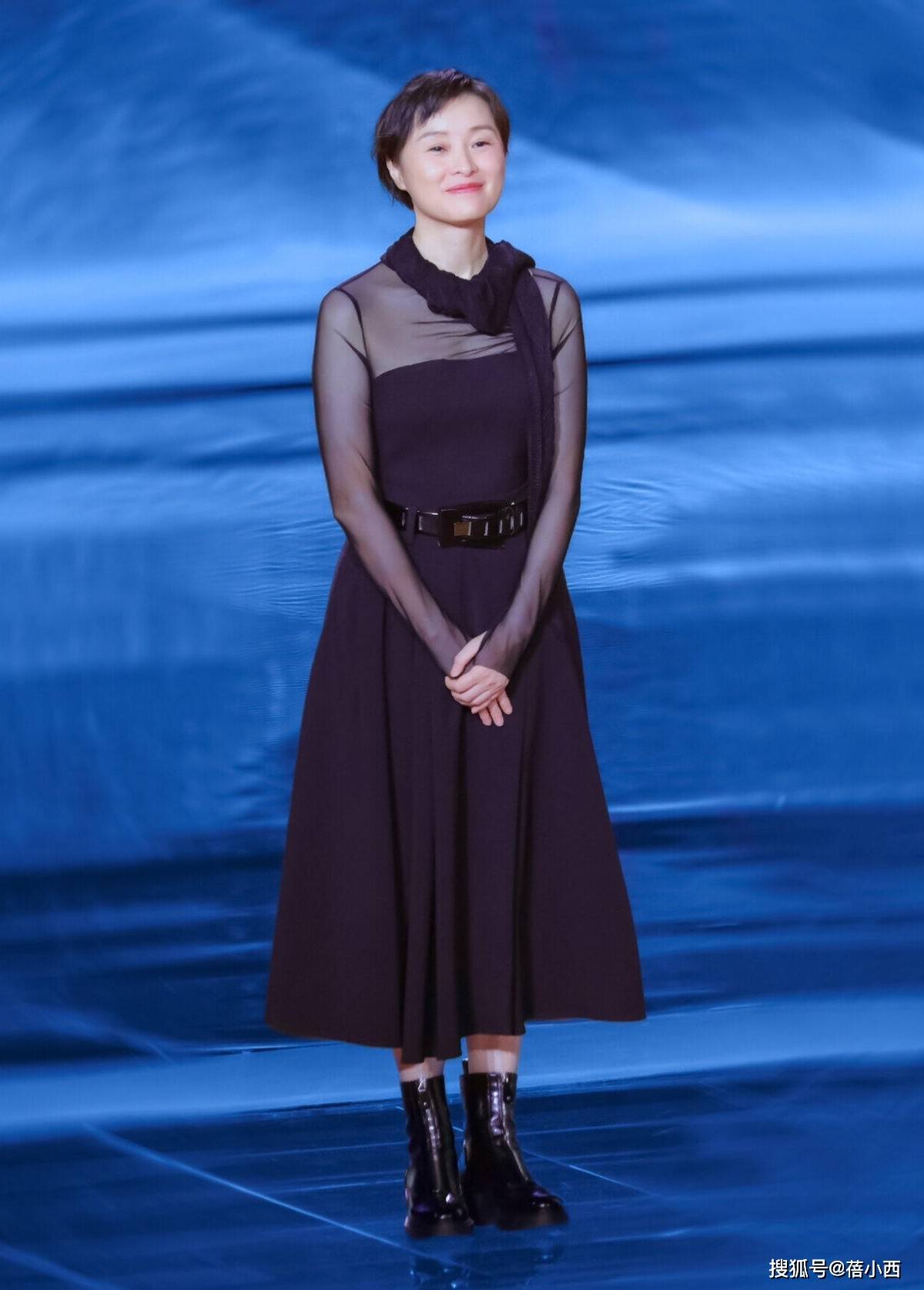 原創“吳越”帶火了中年女性穿搭：白T恤+絲巾+闊腿褲，減齡20歲不止