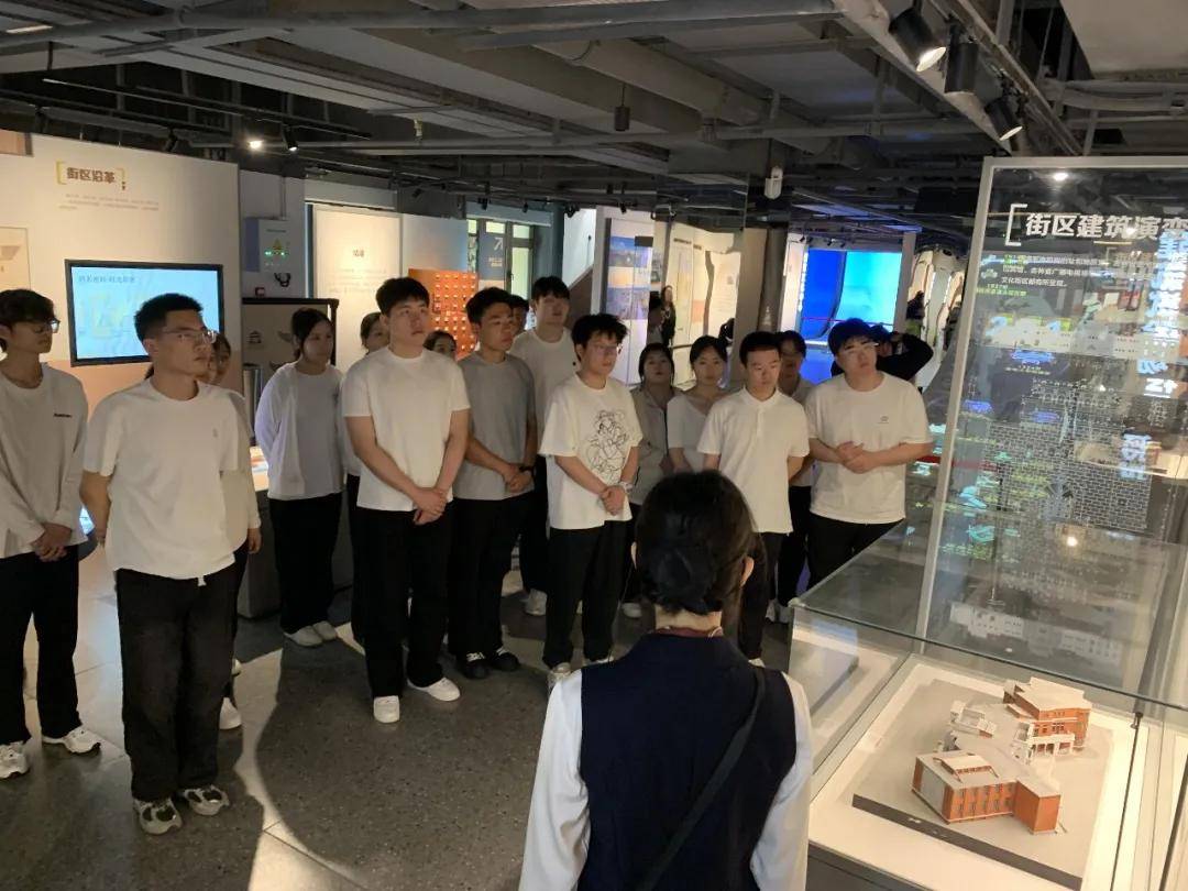 大學師生研學中提前“抱了一下”大冬會