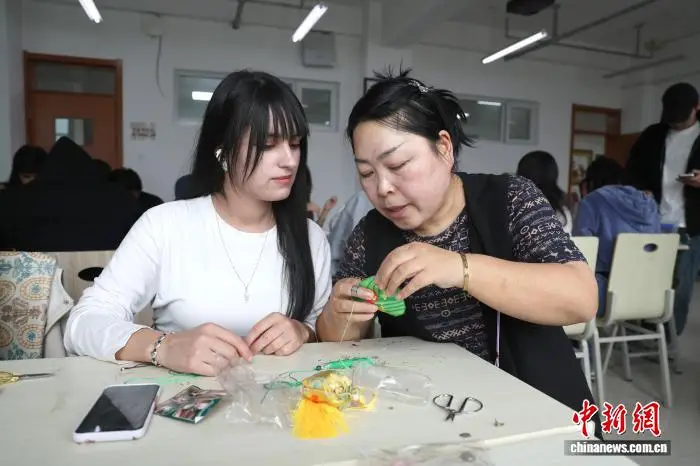 青海西寧：留學生製作香包 感受中國文化