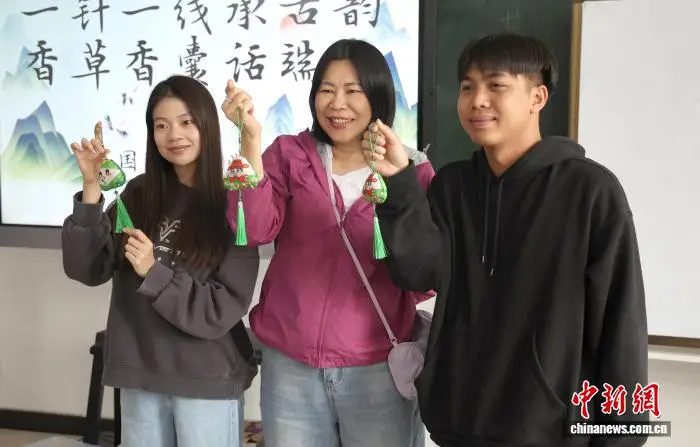 青海西寧：留學生製作香包 感受中國文化