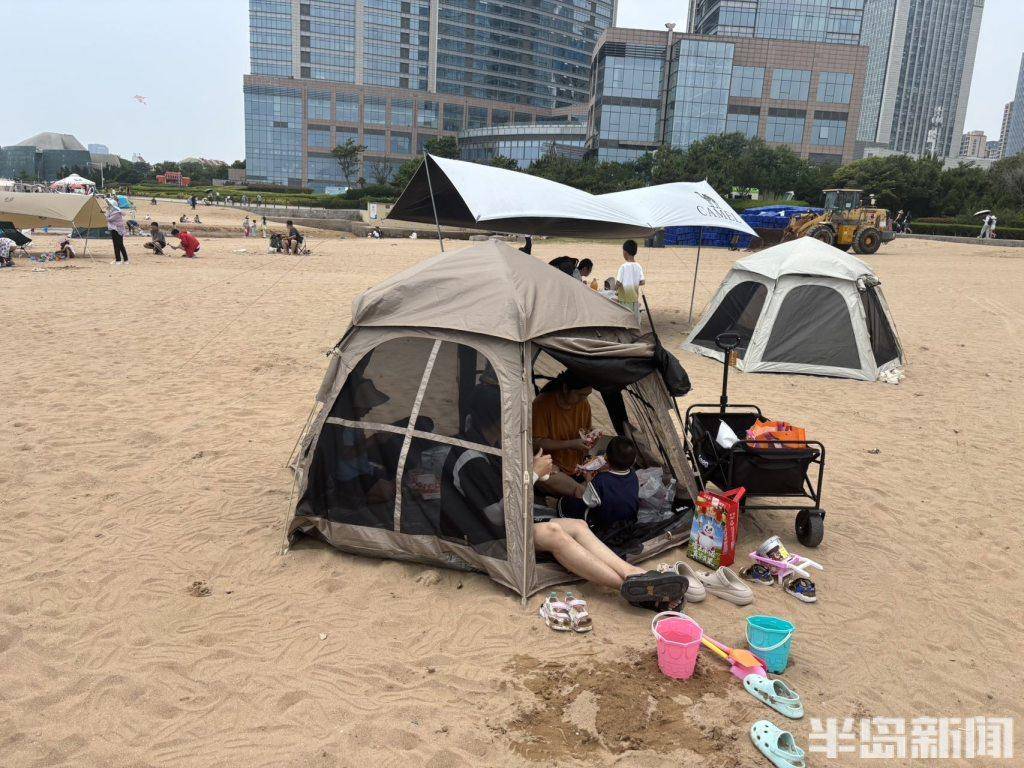 海風、美景、帳篷、美食，石老人沙灘熱鬧非凡