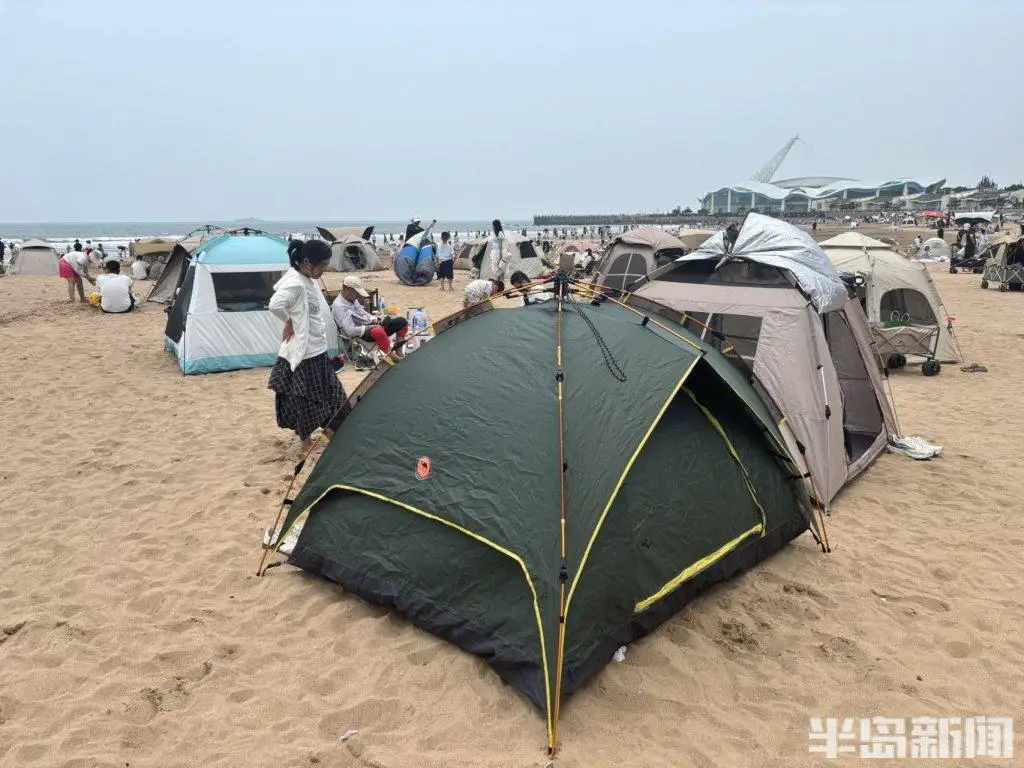 海風、美景、帳篷、美食，石老人沙灘熱鬧非凡