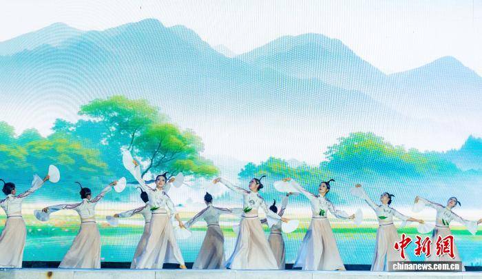 中俄兩國舞蹈團邊城競技“狂舞大賽”