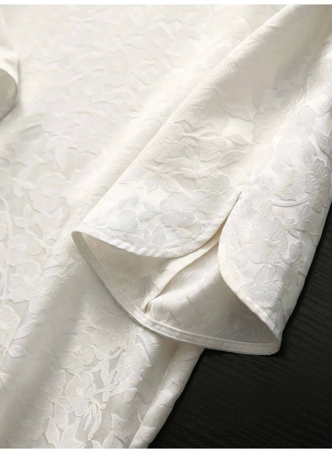 “新中式刺繡上衣”很時髦，貴氣從骨子裡透出來