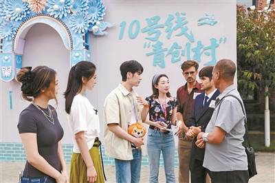 在京留學生乘坐10號線走進青創村