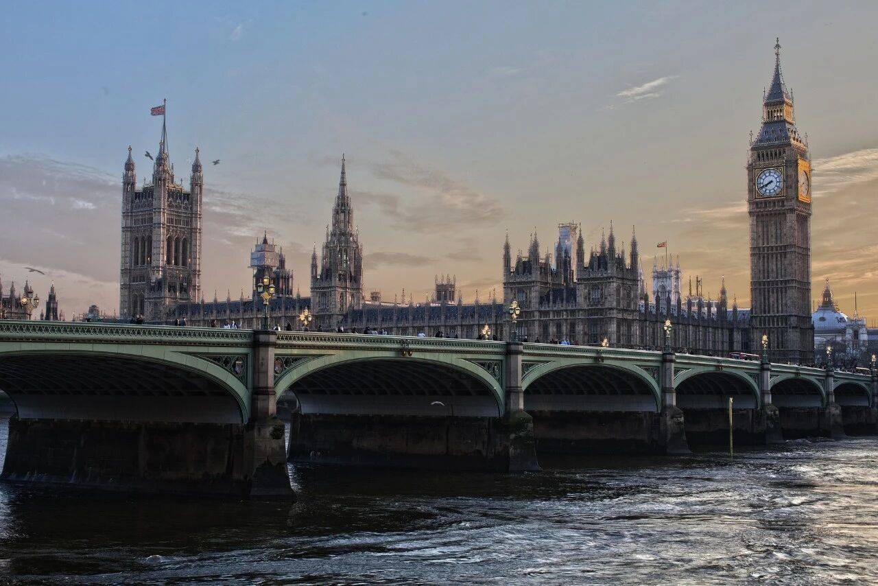 原創重磅英國首相斯塔默辭職！英國留學會復甦嗎？