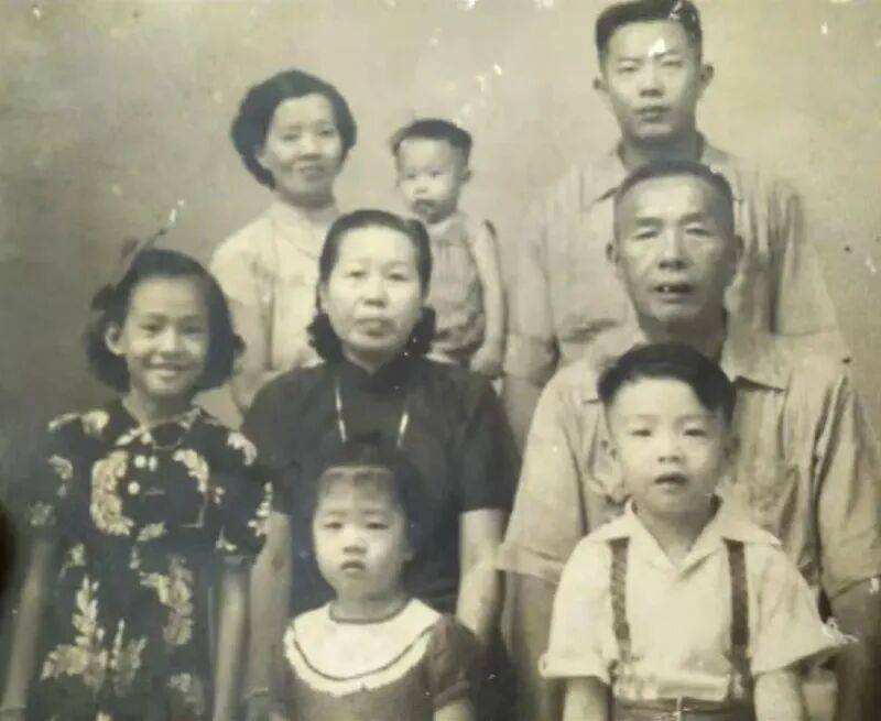 在“阿嬤”新加坡首映現場，留學生收到禮包