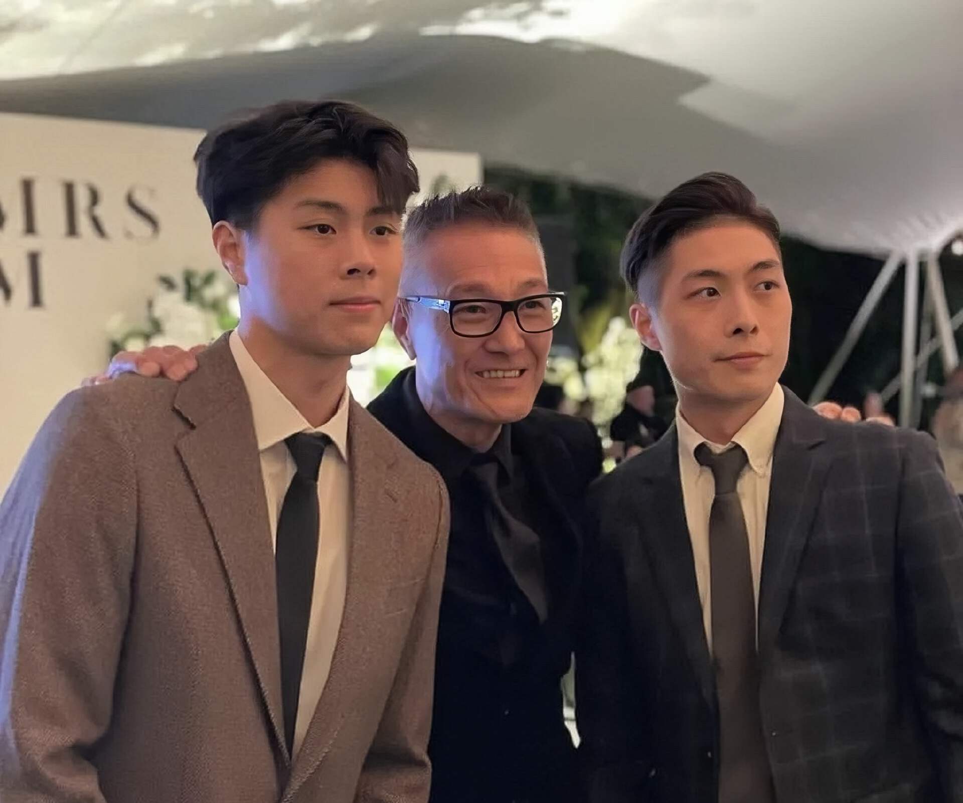 香港知名演員花光積蓄，送倆兒子出國留學，前妻因抑鬱燒炭自殺