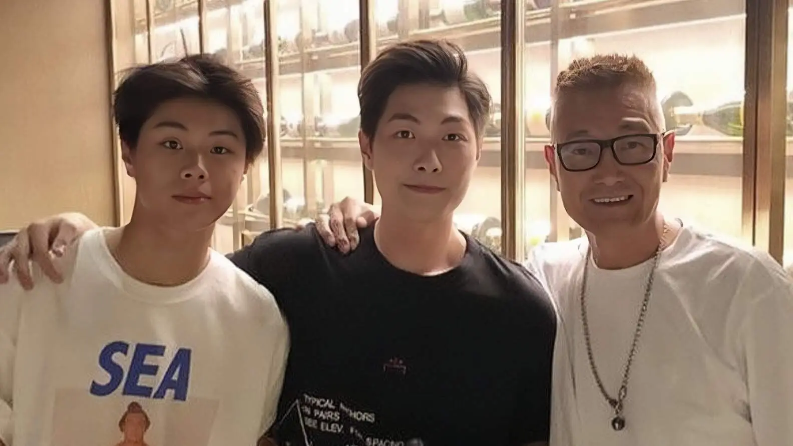 香港知名演員花光積蓄，送倆兒子出國留學，前妻因抑鬱燒炭自殺