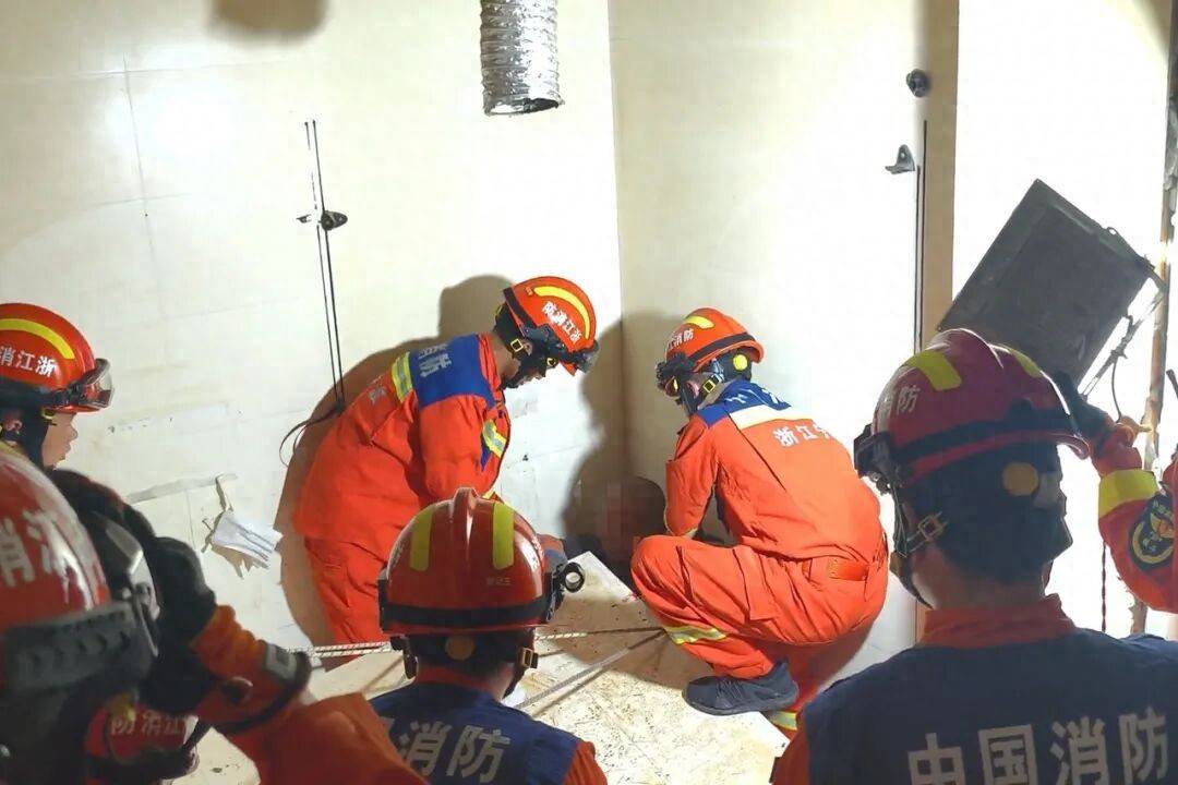 寧波一室內裝修施工現場突發牆體坍塌，一施工人員被埋壓