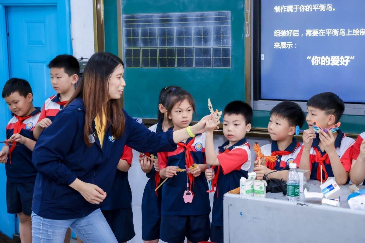 點亮孩子們的夢想，上汽大眾“繁星計劃”希望小學公益行動進行中