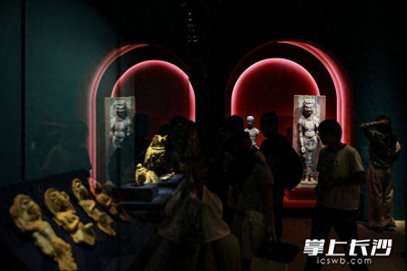 原創敦煌“搬”進長沙 國寶級大展今日亮相湘博：北魏刺繡佛畫等20餘件一級文物集結