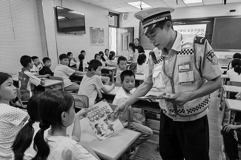 平利公安交警走進轄區小學開展暑期道路交通安全宣傳教育活動