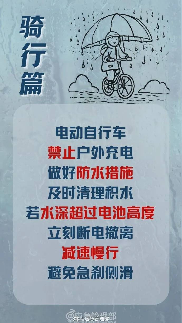昆明一小區新業主搬家，把車開進了池塘